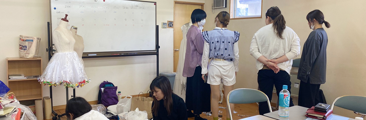 学生が集まって商品開発について話し合う写真